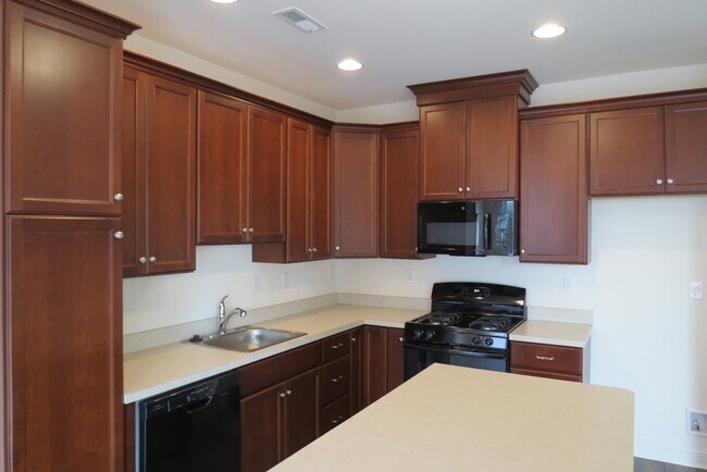 Building Photo - Beautiful Penn Square Townhome in Lansdale...