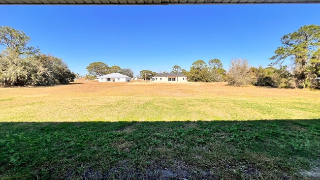 Building Photo - DISCOVER THE BEAUTIFUL 2 Bd/2Ba Duplex in Sebring!!