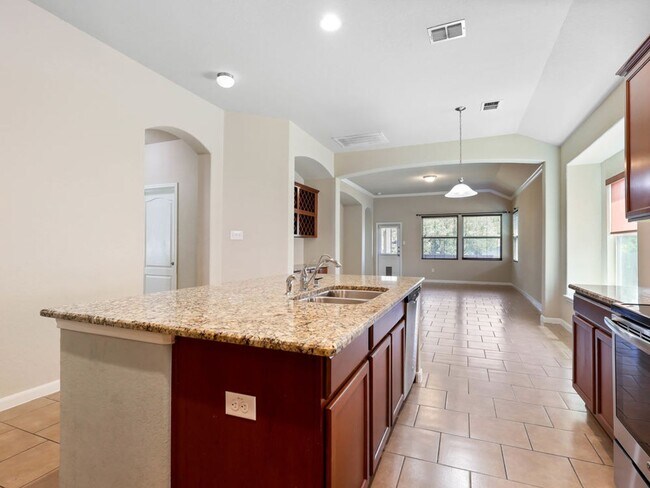 Building Photo - Charming Home Awaits: Spacious & Modern Living in a Prime Location