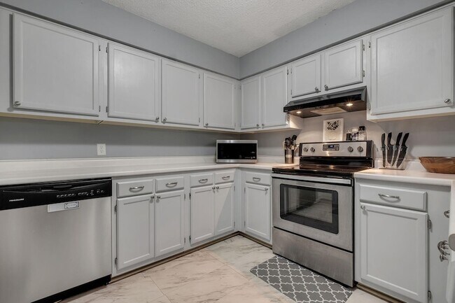 Building Photo - 2815 Misty Garden Cir