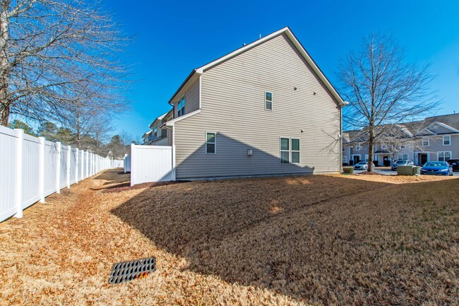 Building Photo - Spacious 4-Bedroom End-Unit Townhome in a ...