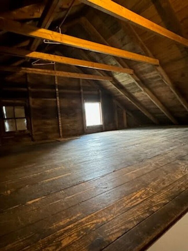 Building Photo - AVAILABLE NOW! Economical home with wood floors, Palisades Schools, laundry, gas heat