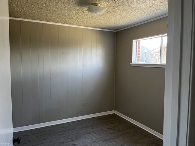 Building Photo - 2 br, 1 bath 4plex - 4007 College Main St A
