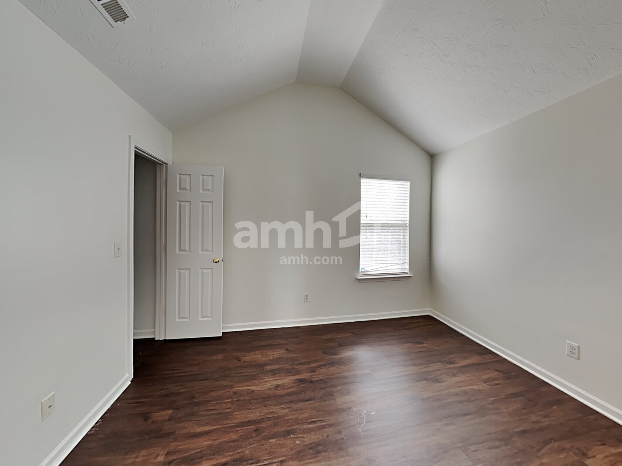 Building Photo - 2521 Fairstone Ave