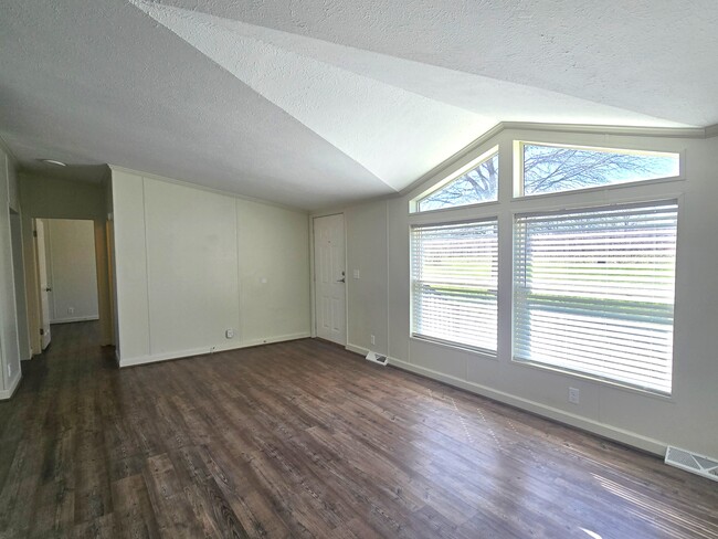 Building Photo - 165 Cattle Ln