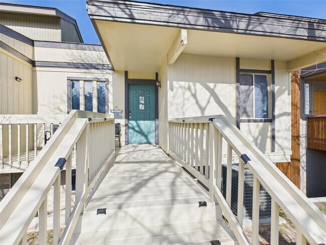 Building Photo - 121 Comanche Dr