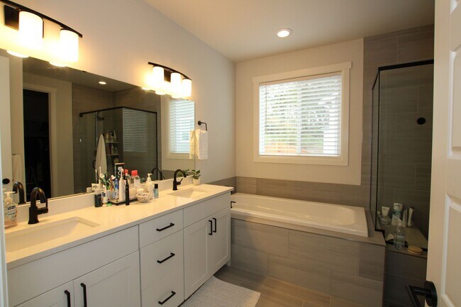 Building Photo - Stunning 3-Bedroom Gig Harbor Home with Bonus Room & A/C