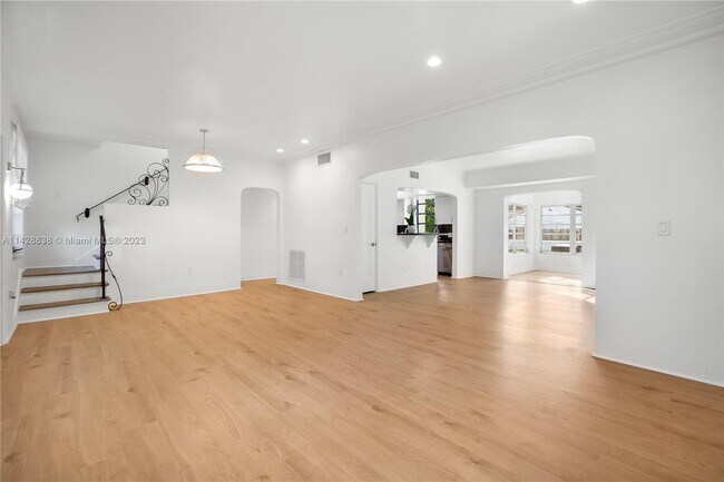 Building Photo - 2033 N Bay Rd