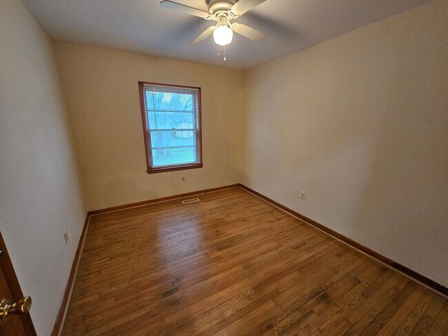 Building Photo - Beautiful 3 Bedroom Ranch in Central Manchester