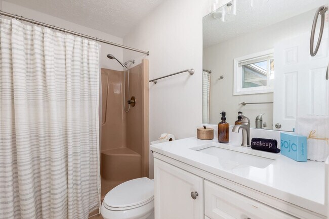 Building Photo - 217 Carol Pl