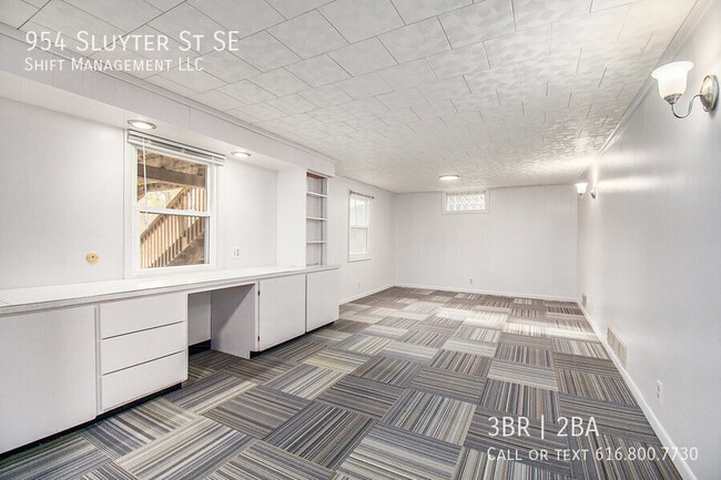 Building Photo - 954 Sluyter St SE