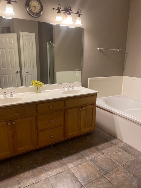 Master en suite bathroom - 17139 Chenier Dr