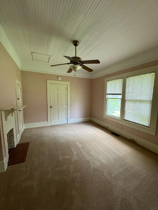 Building Photo - Gorgeous 2 Bedroom 1 Bathroom Single Family Home Located in the Heart of Midtown! Includes Hardwo...