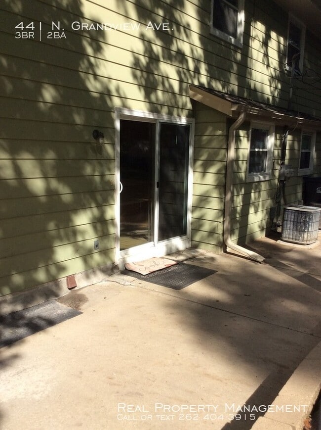 Building Photo - 3 Bedroom 1.5 Bathroom Updated Side by Side!