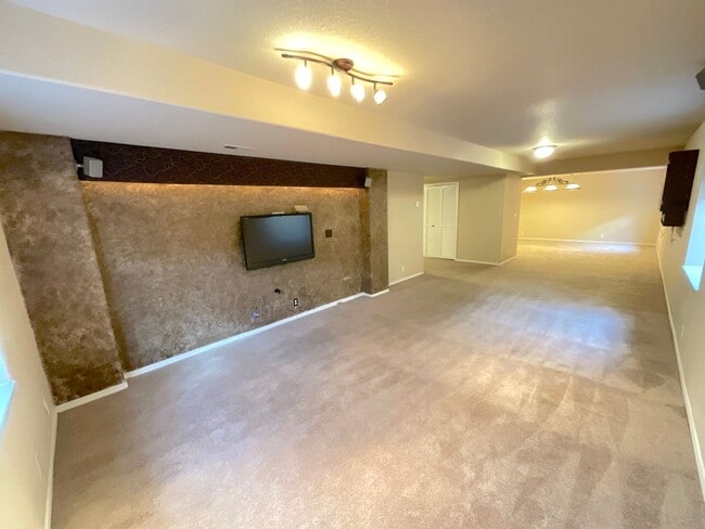 Building Photo - 5 Bedroom Home Available Near Rangewood Dr & Vickers Dr!