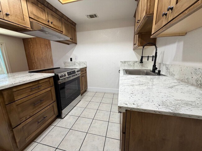 Building Photo - 3614 S Port Dr