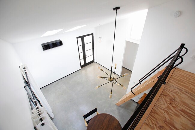 Building Photo - 6345 Babcock Ave