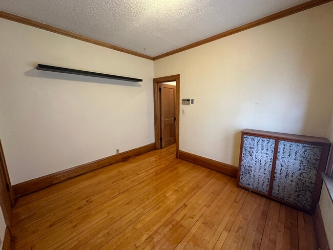 Building Photo - Main Floor Duplex in St. Paul, 3 bedrooms,...