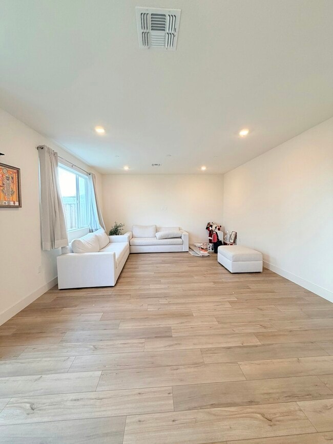 Building Photo - 5242 Upton Ave