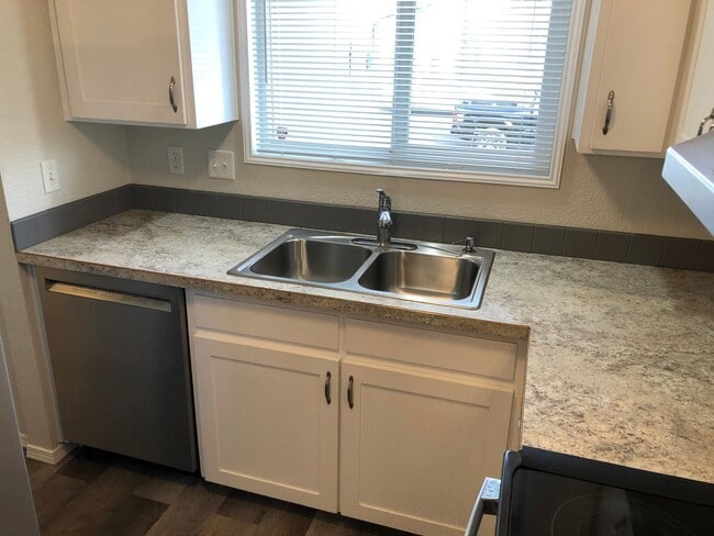 Building Photo - Updated 3 bedroom 1.5 bathroom house in Springfield!