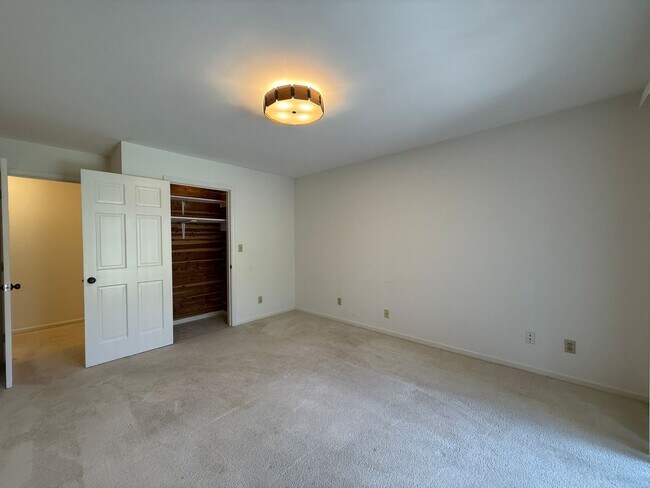 Building Photo - 2711 Reynolda Rd
