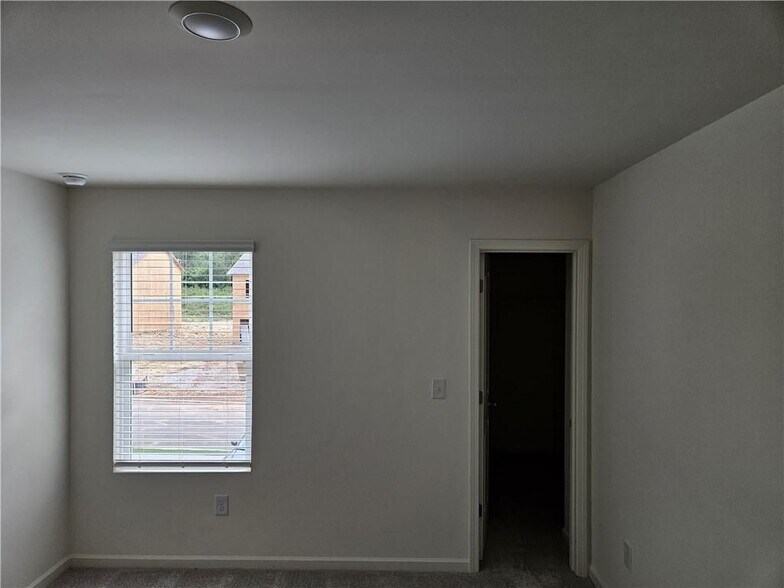 Building Photo - 326 Silverton Dr