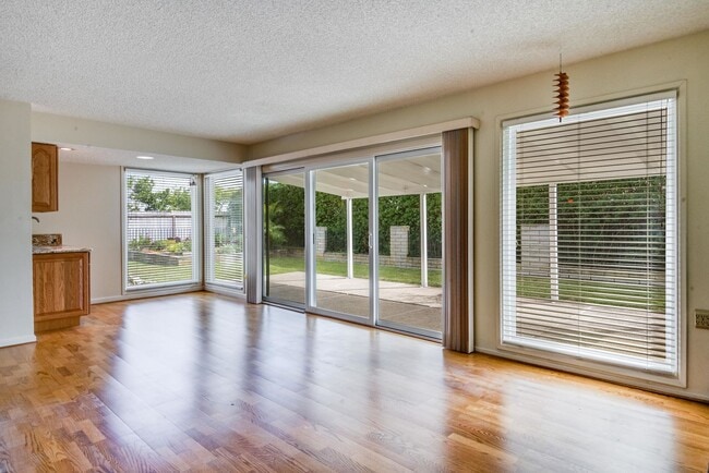 Building Photo - Tranquility on Beachside