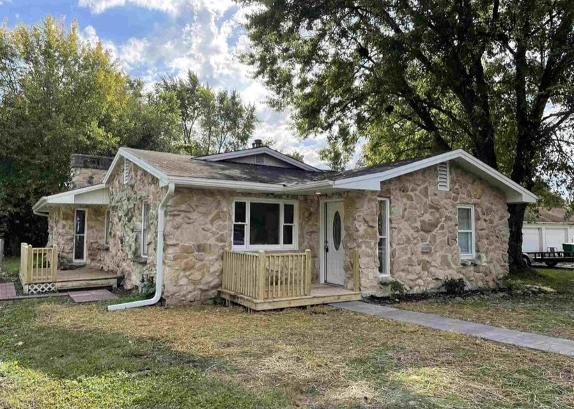 Primary Photo - 472 Yates St