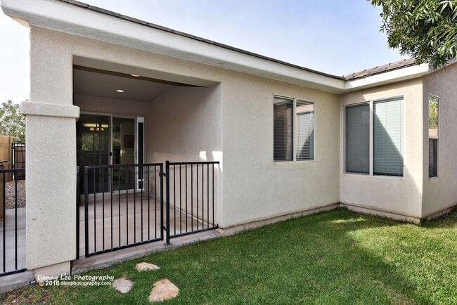 Building Photo - 2605 E Hilltop Ledge Dr
