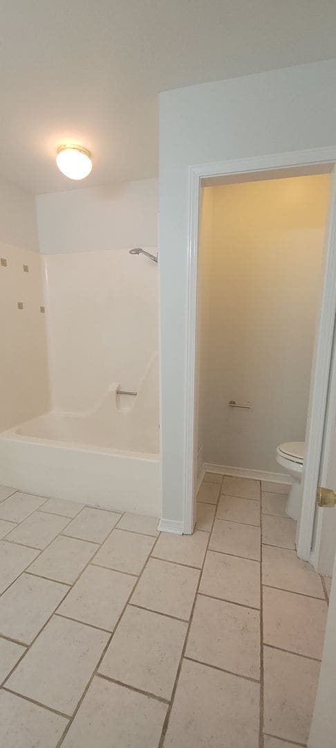 Building Photo - Beautiful 3 bedroom/2 bath with fireplace and huge covered back patio!