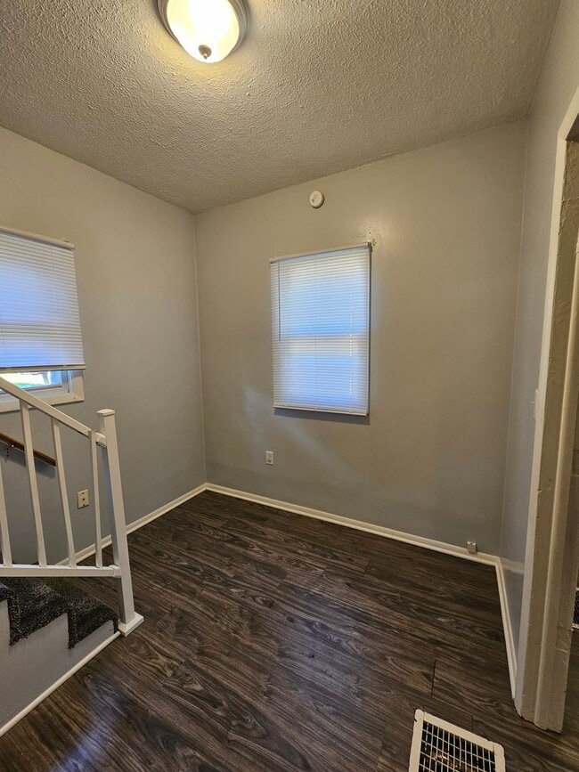 Building Photo - 3 Bed, 2 Bath, Elkhart