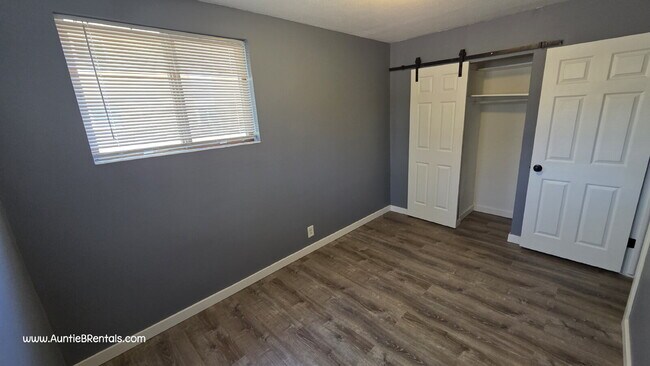 Building Photo - UPDATED 2 Bedroom 1 Bath with an office  Columbia Heights