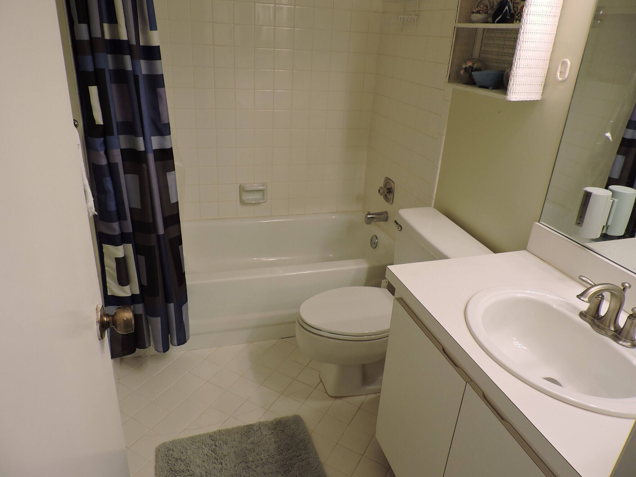 Building Photo - 3402 Gardens East Dr