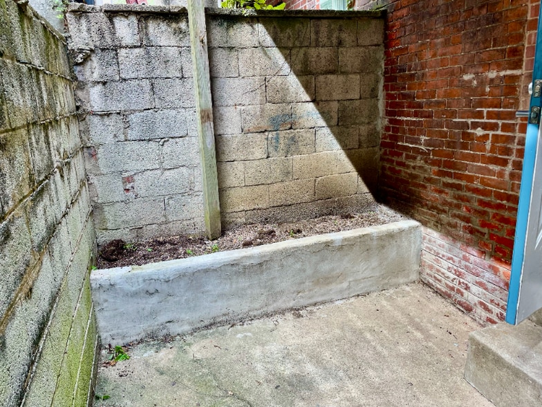 Building Photo - 1008 Salter St
