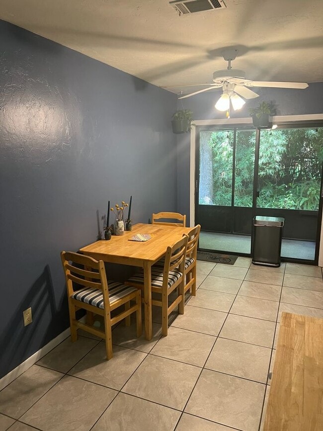 Building Photo - Super cute 3 bedroom 2 bath in NW Miram Manor