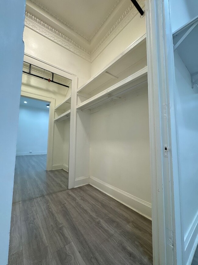 Building Photo - Loft Style Large Studio Apartment