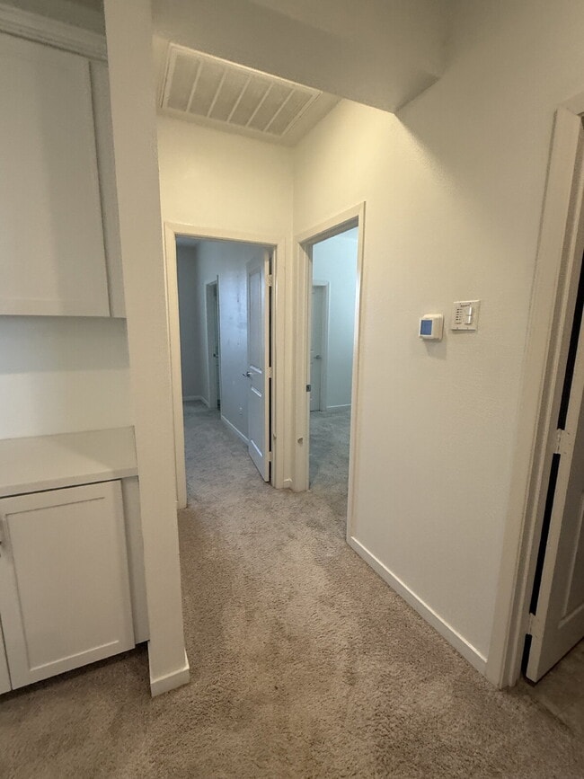 Building Photo - $500 OFF MOVE IN - Must take possession within 14 days.  Located in the desirable Vista Bella com...