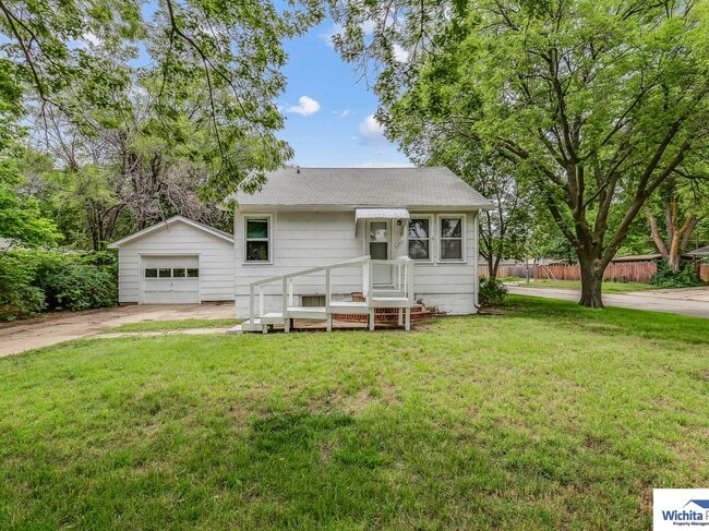 Building Photo - 2 bedroom 1 bathroom home with a large gar...