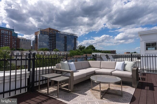 Building Photo - 1418 N Rhodes St