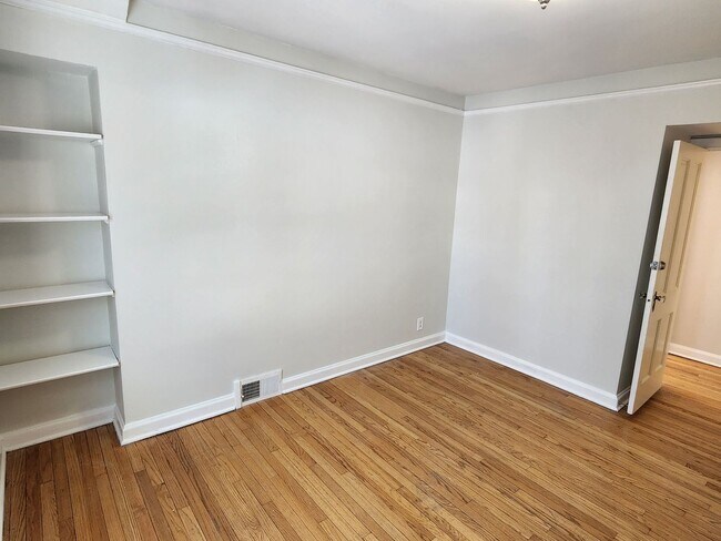 Building Photo - Shorewood 2 bedroom upper