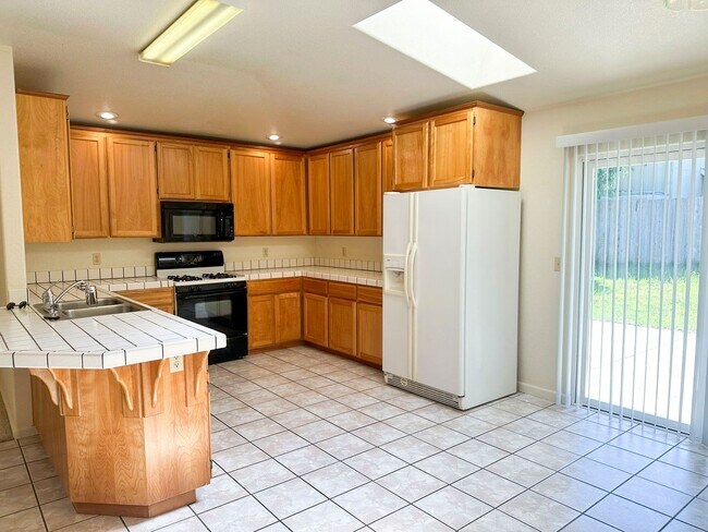 Building Photo - Pet-friendly home located near the golf co...