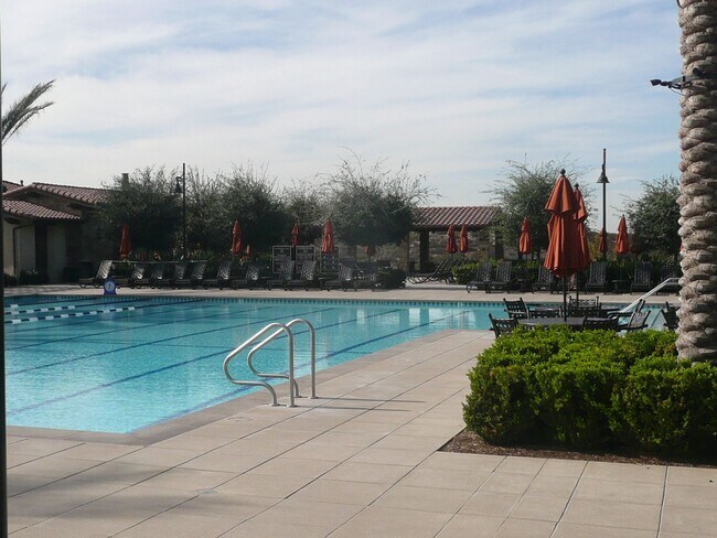 Building Photo - Beautiful Townhome in Desirable Neighborhood!