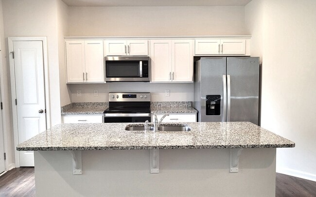 Building Photo - New Three Bedroom Townhouse in Greer SC!