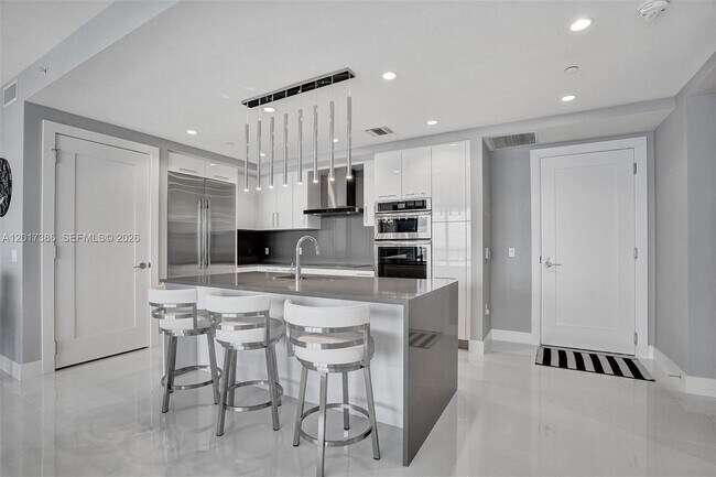 Building Photo - 100 E Las Olas Blvd