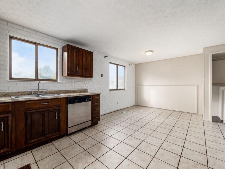 Kitchen w/ Eat Space - 2411 Red Rock Blvd