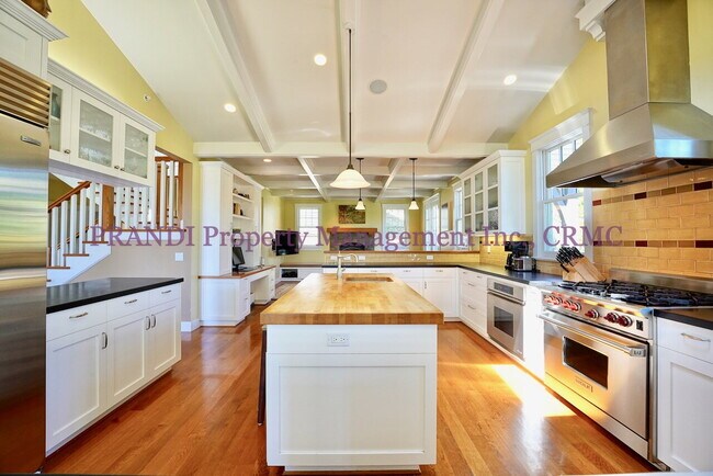 Building Photo - Majestic Custom-Designed Five-Bedroom Esta...