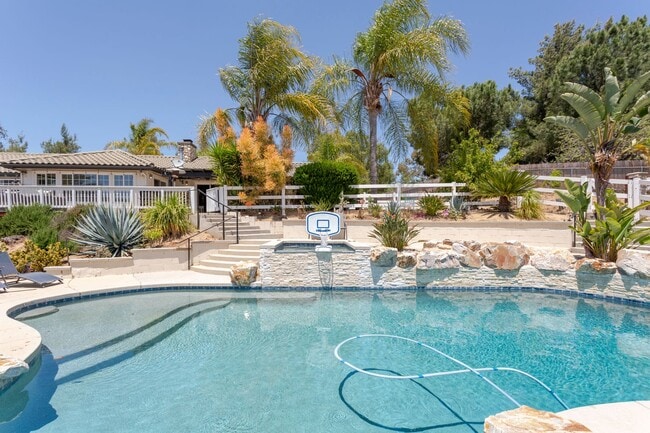 Building Photo - RANCH STYLE POOL HOME ON 2+ ACRES IN THE H...