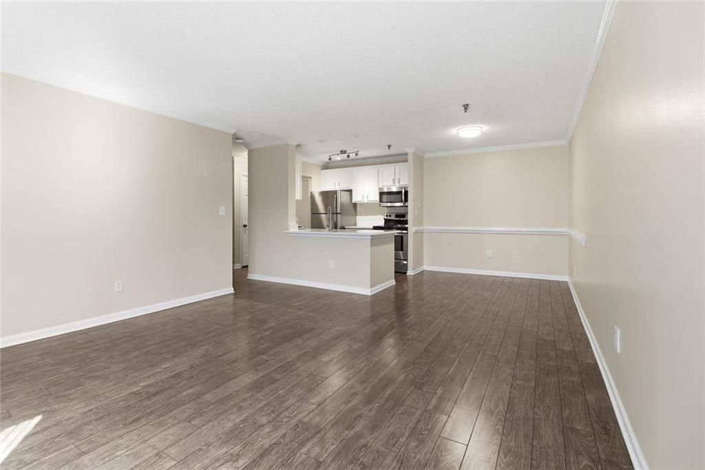 Building Photo - 300 Johnson Ferry Rd