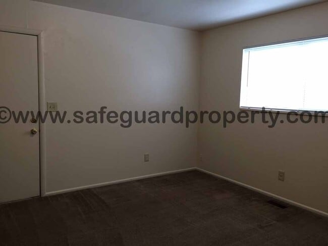 Building Photo - Spacious 3 Bedroom Townhome