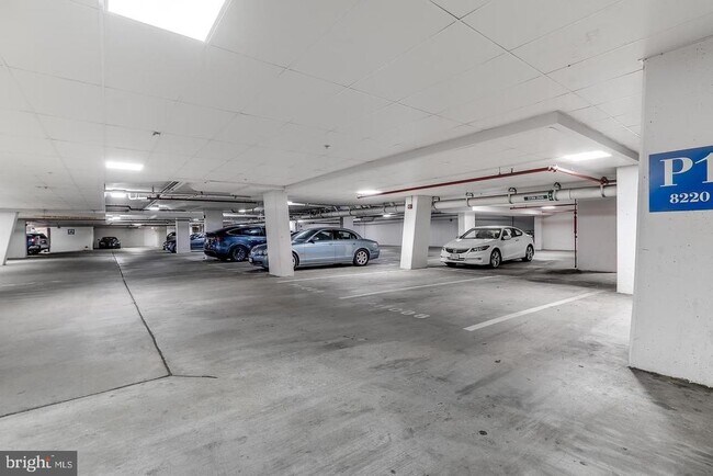 Building Photo - 8220 Crestwood Heights Dr